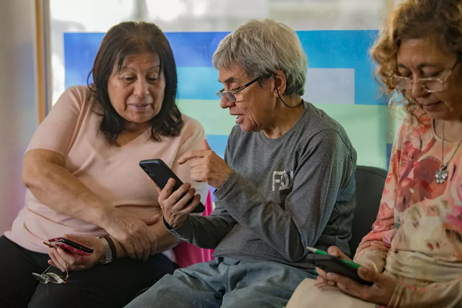 adultos mayores experiencia celu