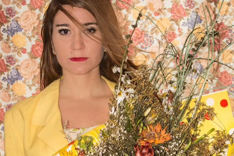 Retrato de la protagonista con flores