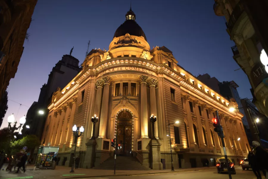 Es la imagen del edificio de la Bolsa de Comercio de Rosario, ubicado en la calle Córdoba 1402