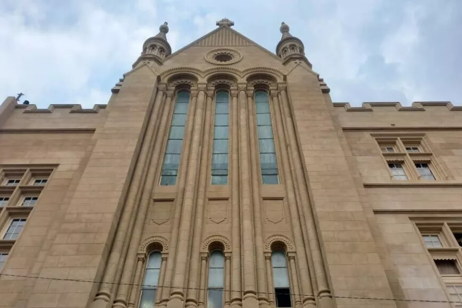 Es la imagen del frente de la facultad de humanidades y artes. Es un edificio con mucha tradición en la ciudad