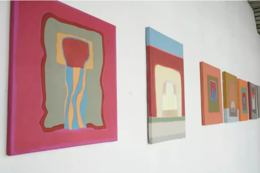 Es una imagen de una muestra de arte. Hay cuadros con diferentes colores y formas