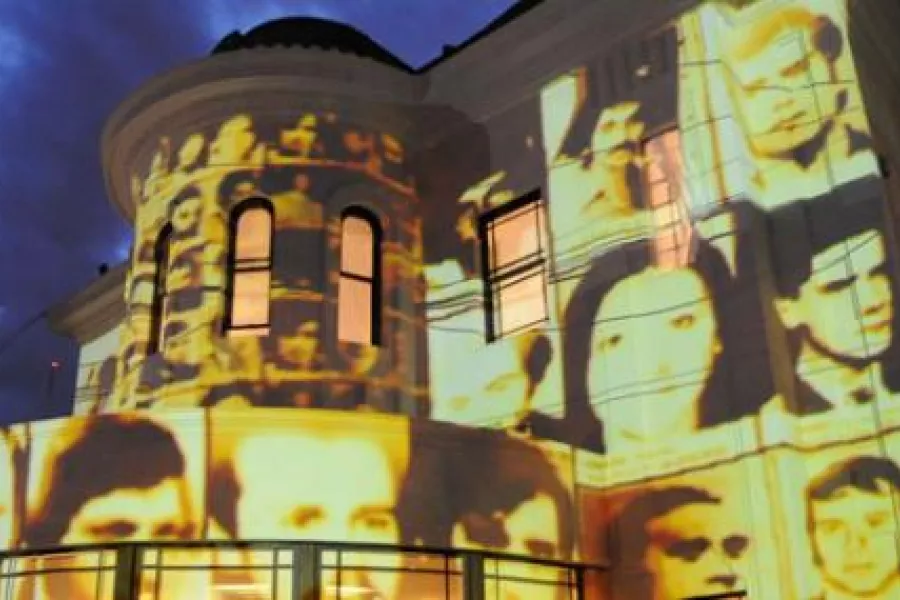 Es la imagen del edificio donde está en el Museo de la Memoria. En esta ocasión, el edificio se ilumina con las personas desaparecidas en la última dictadura cívica militar