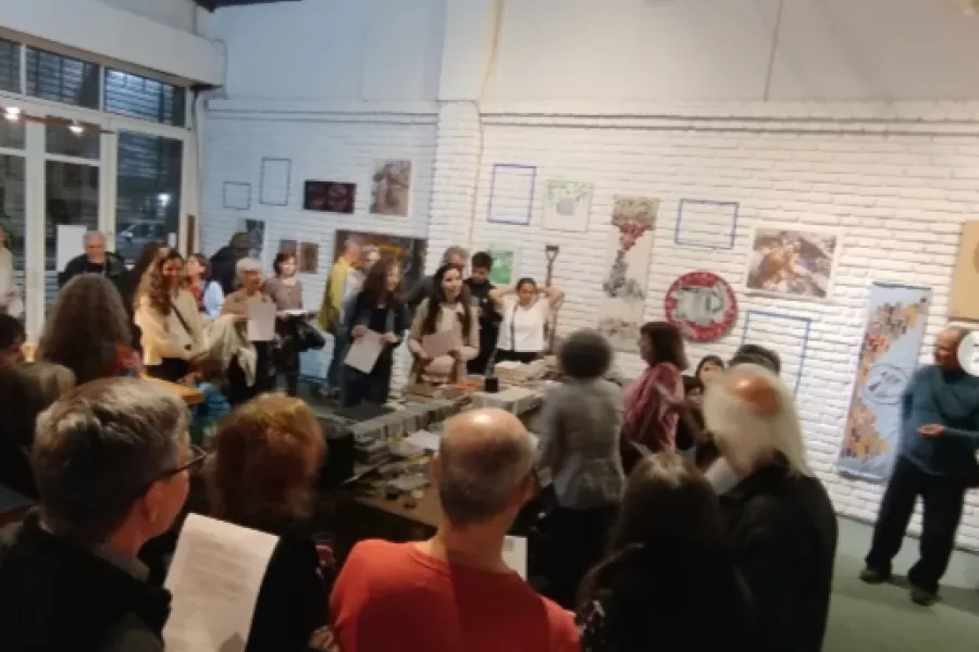 Es la imagen de un grupo de personas observando diferentes obras de arte