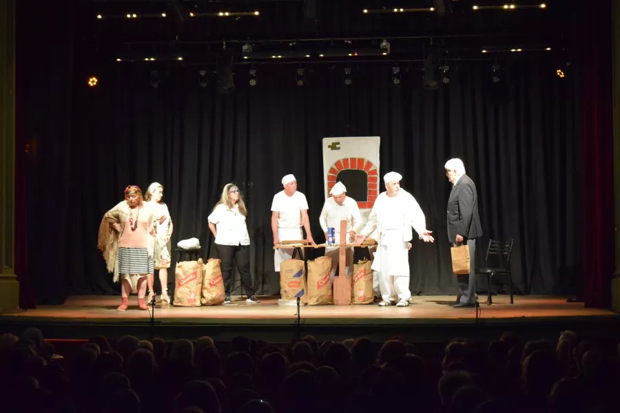 Escena teatral en el marco del Festival Grandes Artistas