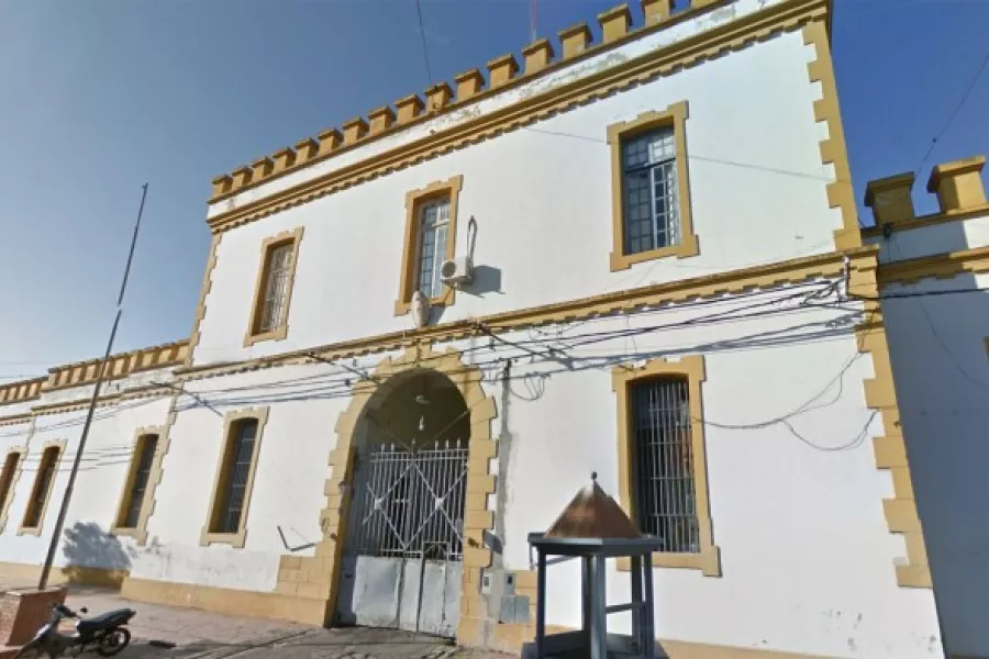 Es el frente de un edificio pintado de blanco y con detalles en amarillo