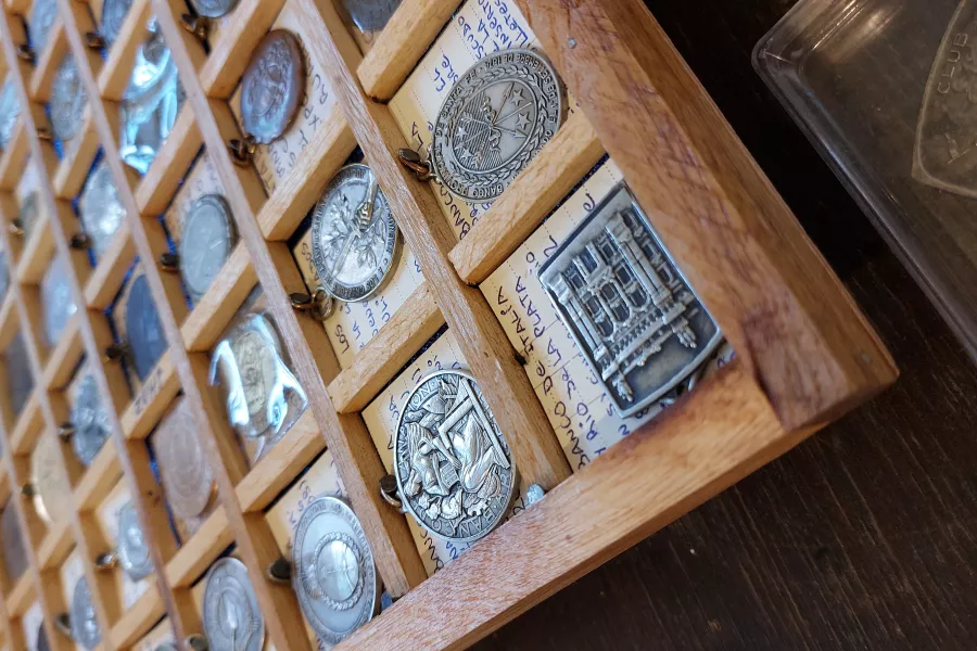 En la imagen se ven monedas únicas y detalladas, un objeto histórico de una colección invaluable