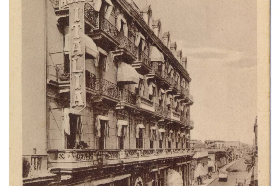 Imagen del Historico Gran Hotel Italia, donde se observan sus balcones y un gran cartel