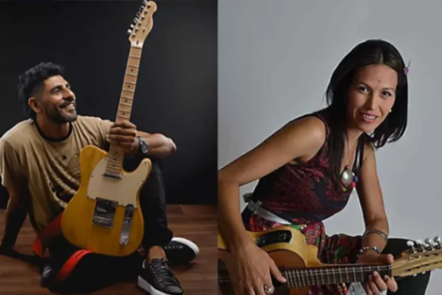 Es la imagen de dos personas que hacen música, posando con sus guitarras para una foto