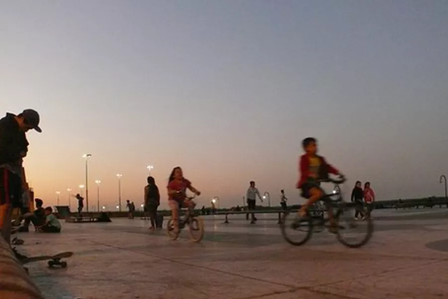 personas andando en bicicleta enla explanda del parque de españa
