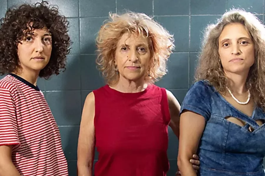 Es la imagen de tres actrices posando para una foto 
