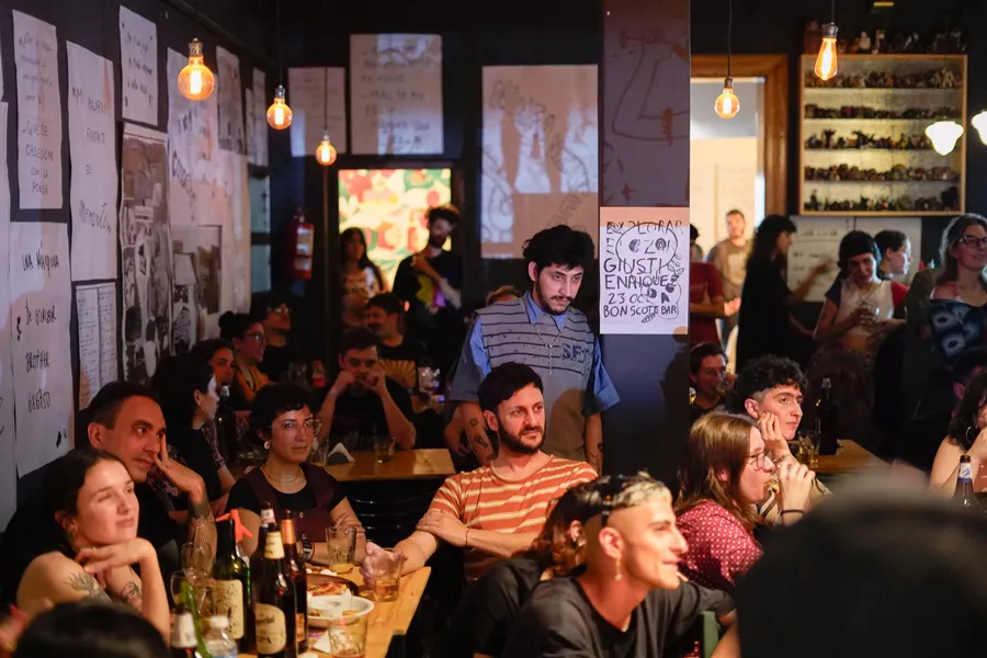 Poesía en el bar Bon Scott