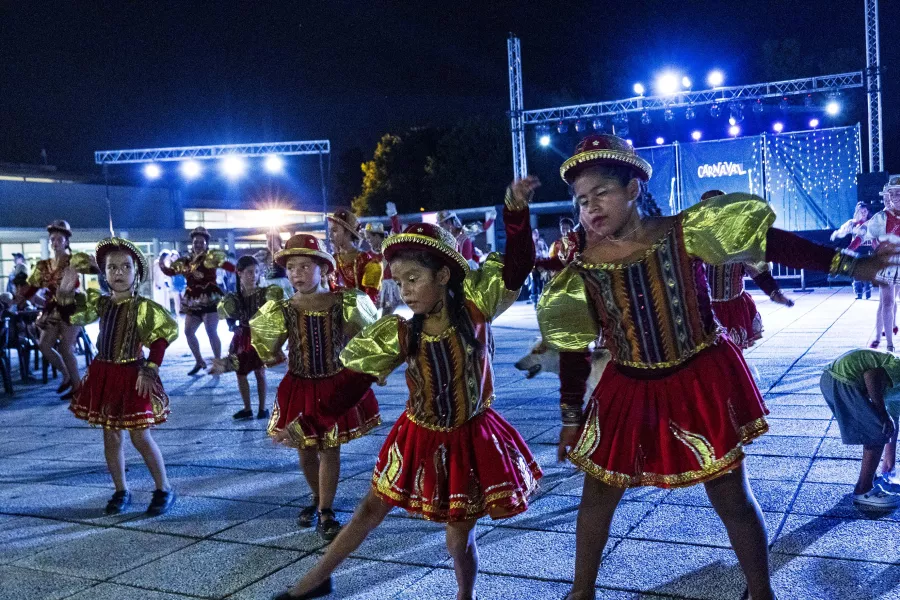 Niñas bailando en el Carnaval del Distrito Sudoeste
