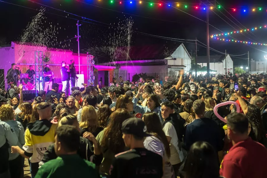 Personas reunidas disfrutando del festejo de carnaval