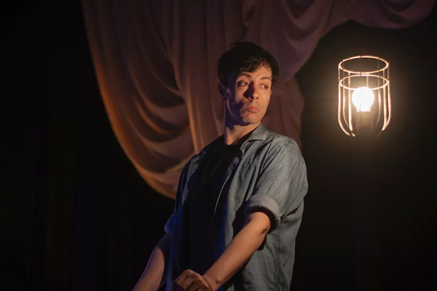 El brote obra de teatro