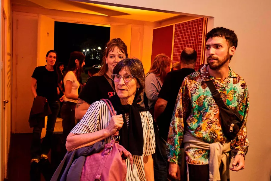 Personas ingresando a actividad en Casa Vanzo Wernicke 