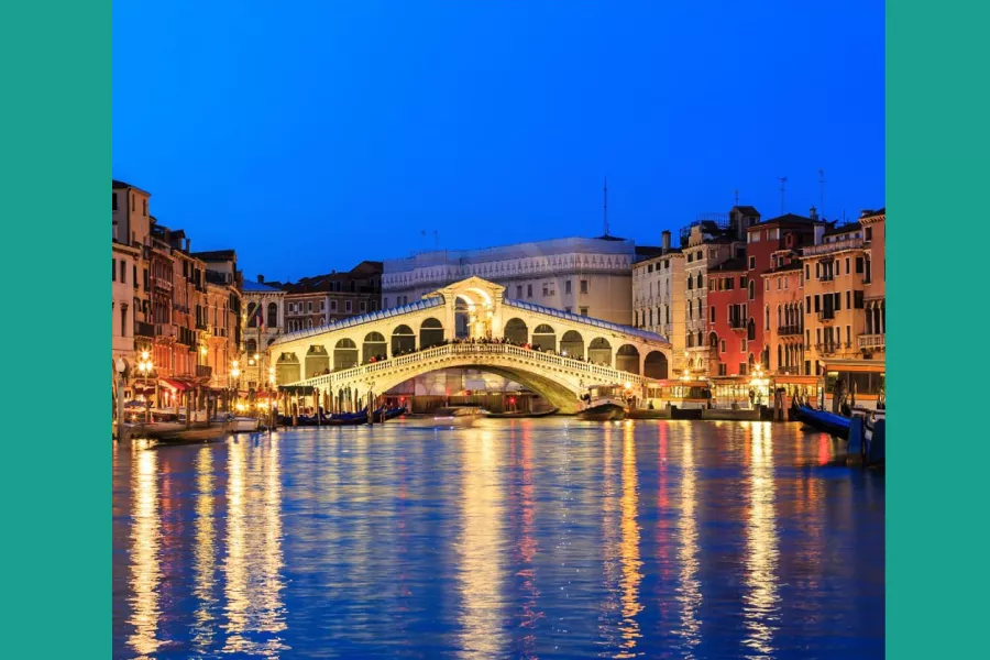 Imagen de un puente y edificaciones.