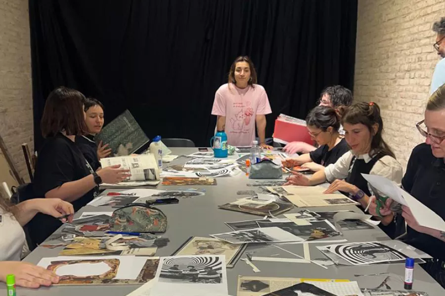 Grupo de personas preparando un collage sobre una mesa