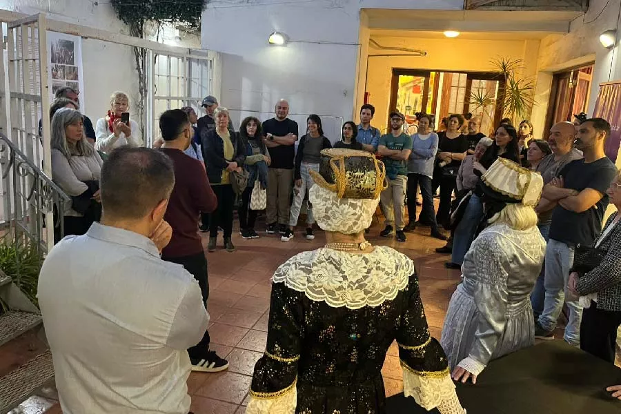 Es la imagen del interior del lugar donde se hace la actividad. En el mismo se observa un grupo de personas hablando