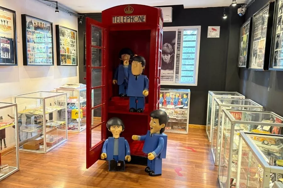 Es la imagen del interior del bar en homenaje a The Beatles, una banda inglesa muy conocida en el mundo