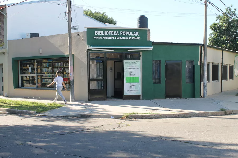 Es la imagen del frente de la Biblioteca Popular Primera Ambiental y Ecológica de Rosario