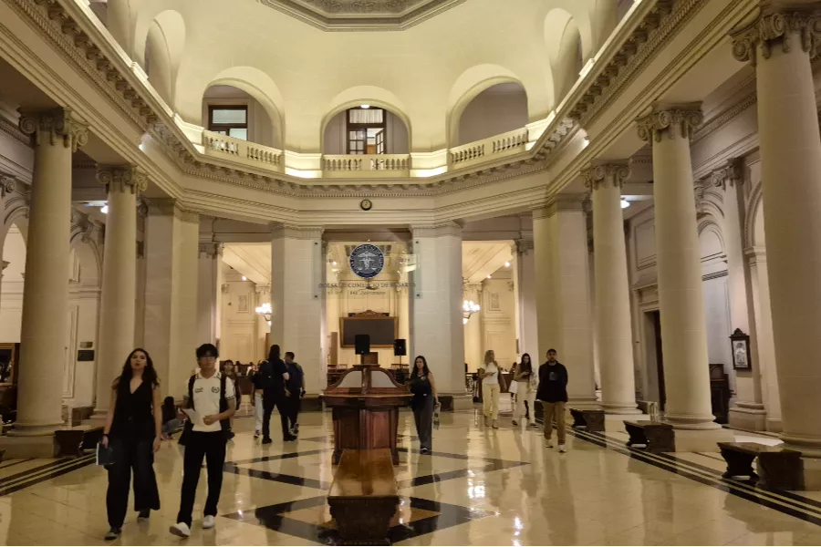Es la imagen del interior del edificio de la Bolsa de Comercio. Es un edificio muy antiguo y reconocido en la ciudad
