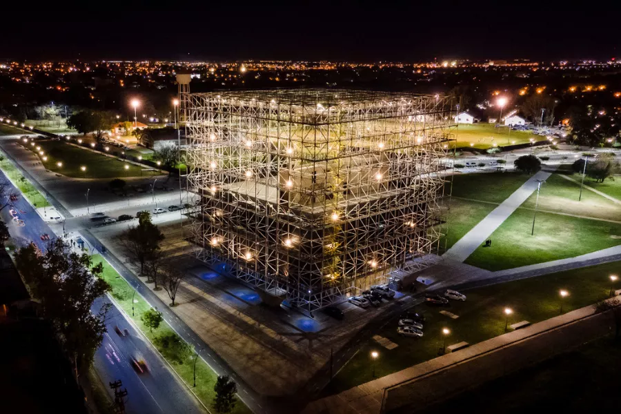 Es una imagen del edificio del museo del deporte visto desde arriba