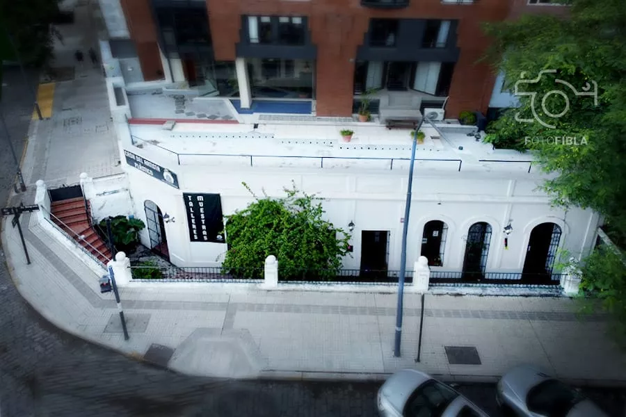 Es la imagen del edificio de la casa del artista plástico viste desde arriba. Es un edificio pintado de color blanco