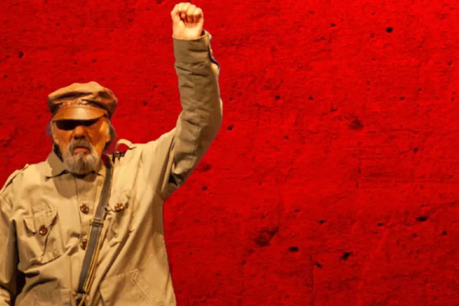 Retrato de Naum Krass levantando el puño