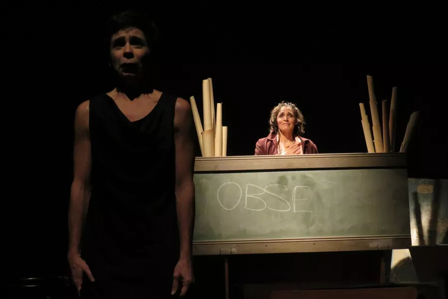 Es la imagen de dos actrices vestidas como sus personajes