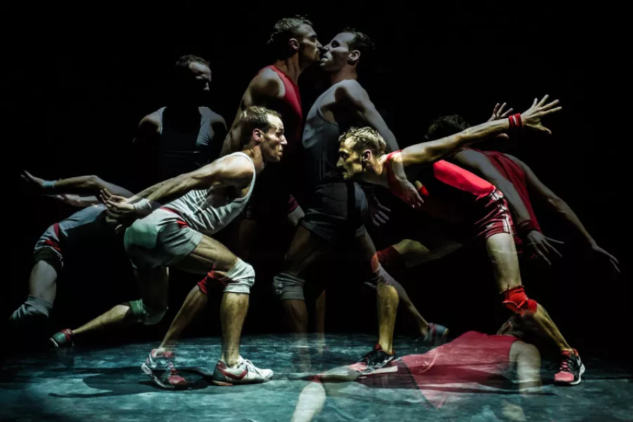 obra de teatro Un poyo rojo 