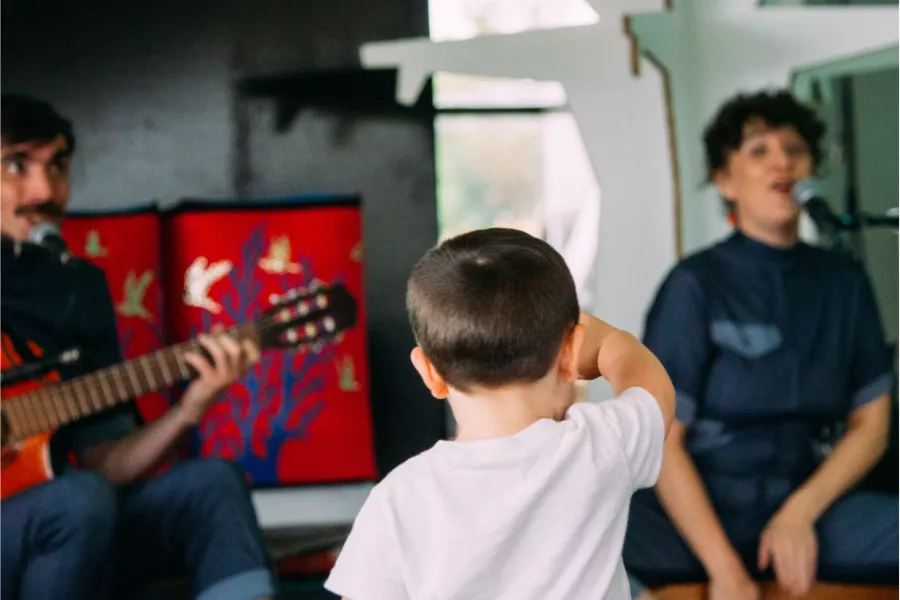 Espectáculo musical y teatral con un niño