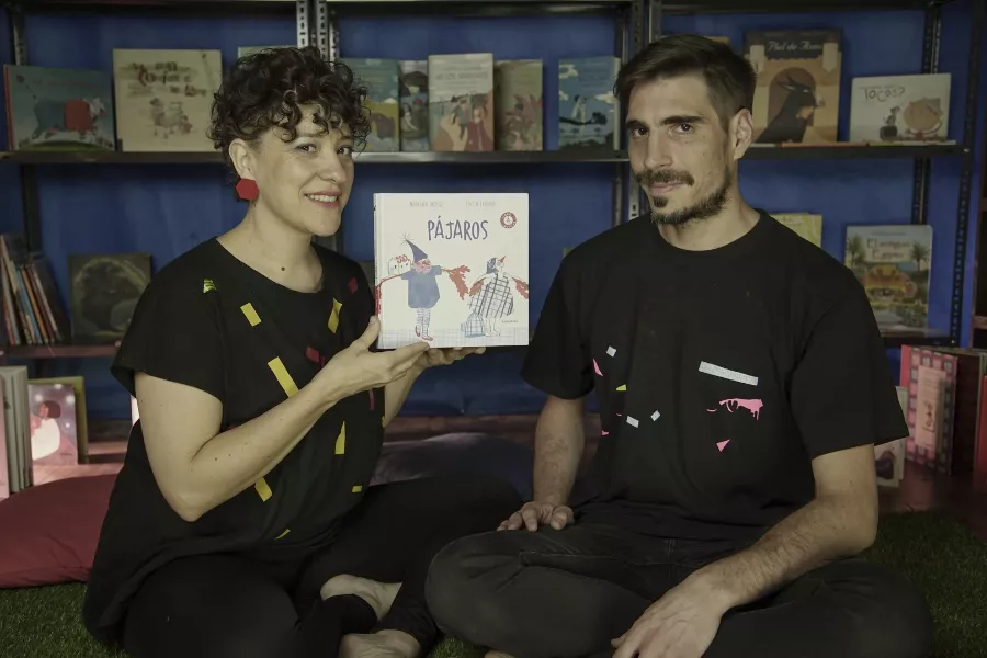 Dúo Dragón Dorado, Natacha y Mauricio, sosteniendo un libro