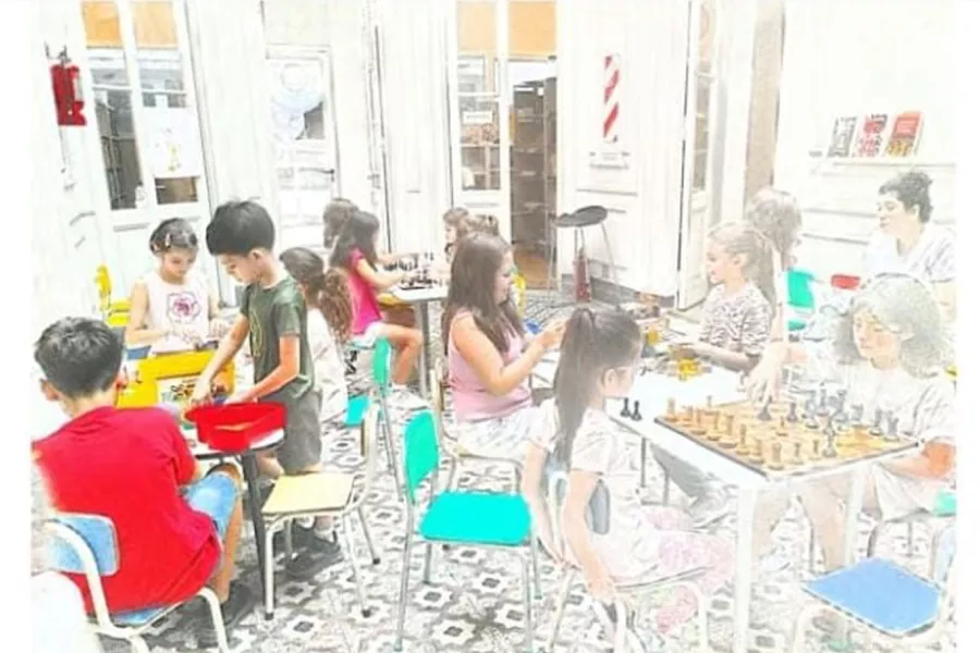 Un grupo de niñas y niños en la Casa Imaginada.