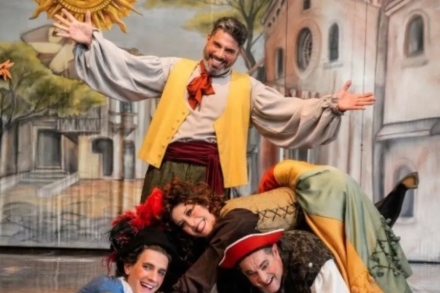 Es la imagen de 4 actores caracterizados como sus personajes: con vestimentas típicas de la edad media 