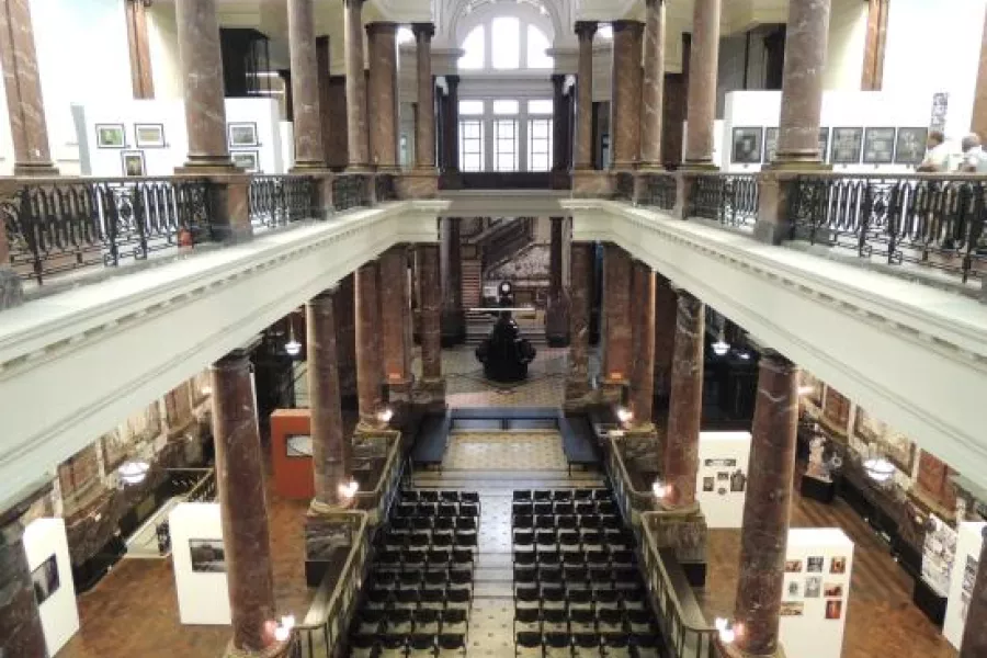 Es la imagen del interior del edificio llamado Espacio Cultural Universitario; donde se llevan adelante diferentes actividades culturales