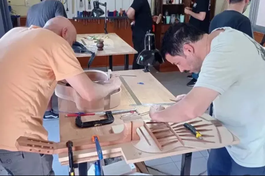 confección de una guitarra en la Escuela de Luthería