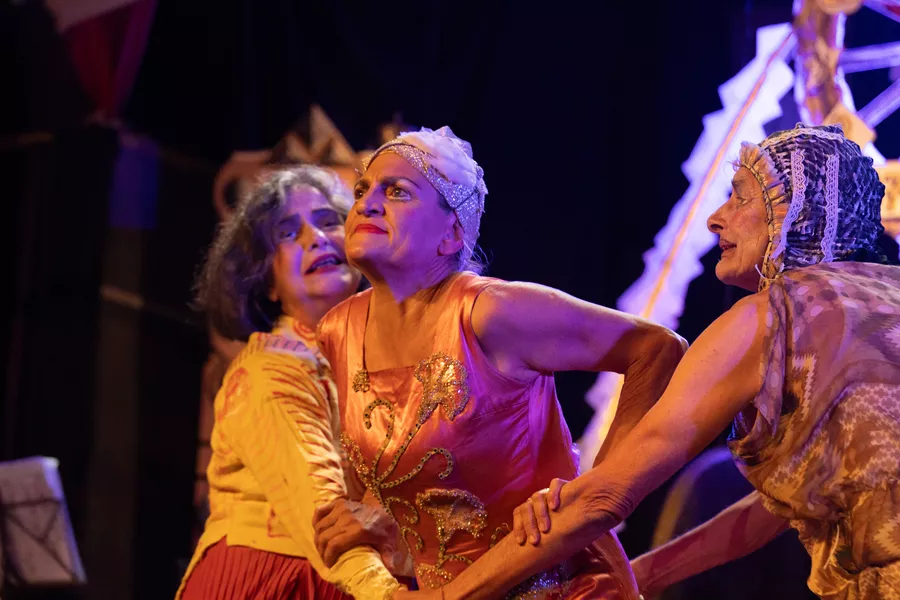 Es la imagen de tres actrices representando a los personajes en una escena