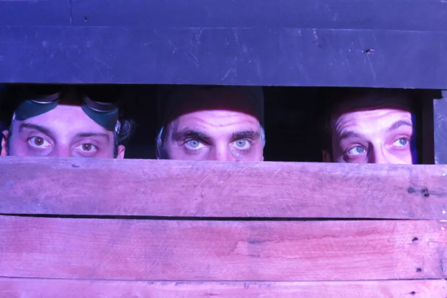 Es la imagen de tres actores caracterizados como sus personajes