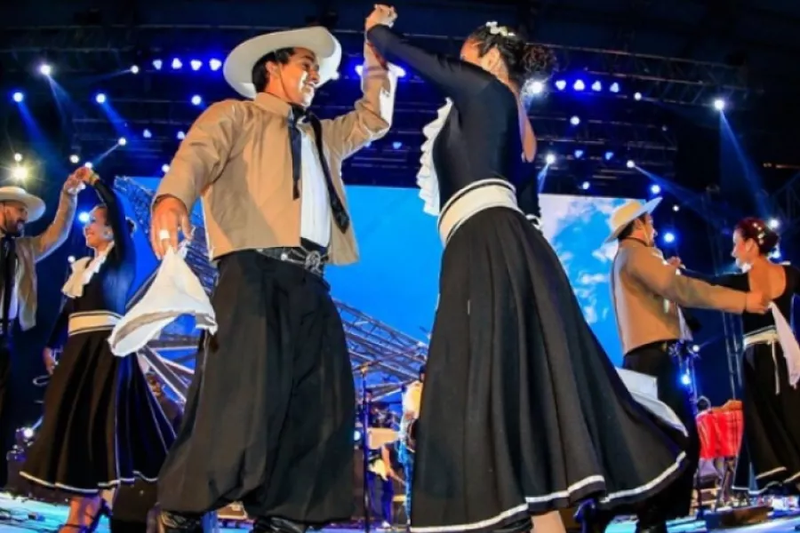 Es la imagen de una pareja bailando música típica de Argentina