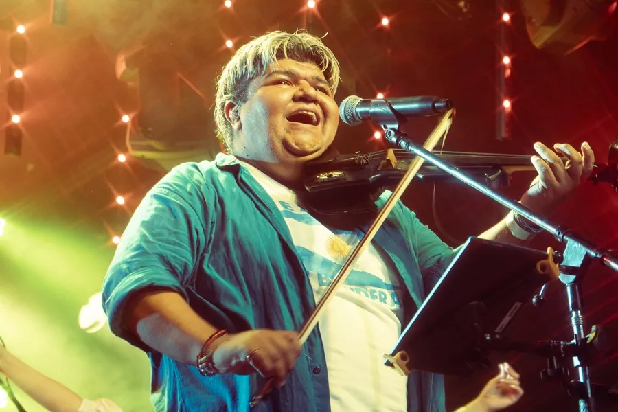 Es la imagen de un cantante durante un recital