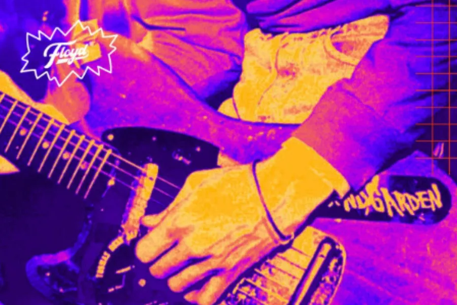 Es la imagen de una persona tocando una guitarra eléctica con colores llamativos