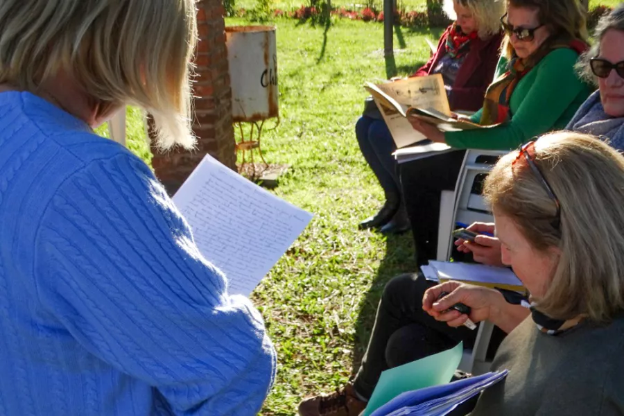 Adultas mayores leyendo en un jardin