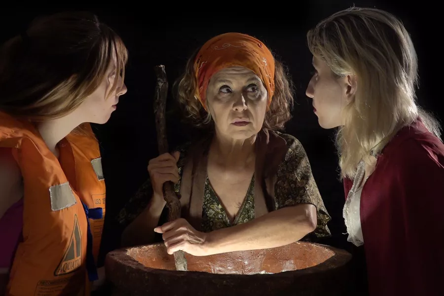 Es la imagen de tres actrices caracterizadas como sus personajes