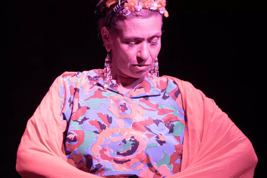 Es la imagen de una actriz caracterizada por Frida Kahlo, pintora mexicana muy reconocida en el mundo