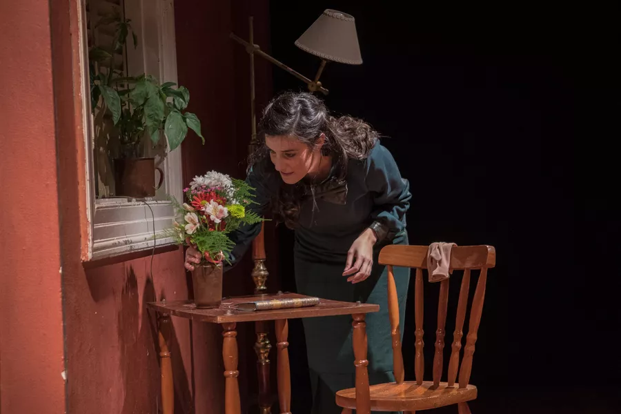 Es la imagen de una actriz caracterizada como su personaje