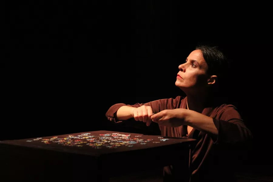 Es la imagen de una actriz caracterizada como su personaje