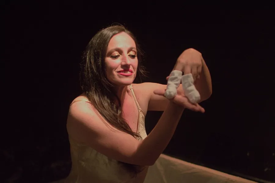 Es la imagen de una actriz caracterizada por su personaje y realizando una escena