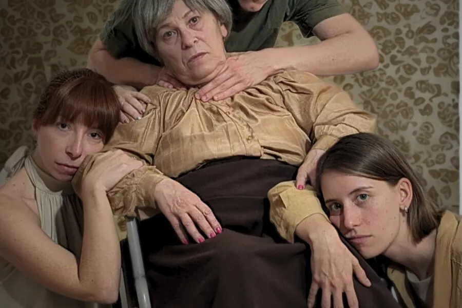 Es la imagen de un poster de una obra de teatro donde las actrices y el actor representan sus personajes