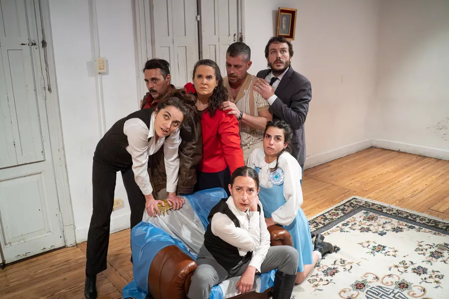 Es la imagen de un grupo de actores y actrices representados y representadas por sus personajes