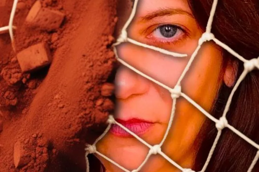 Es la imagen de una actriz con media cara tapada por el polvo de los ladrillos